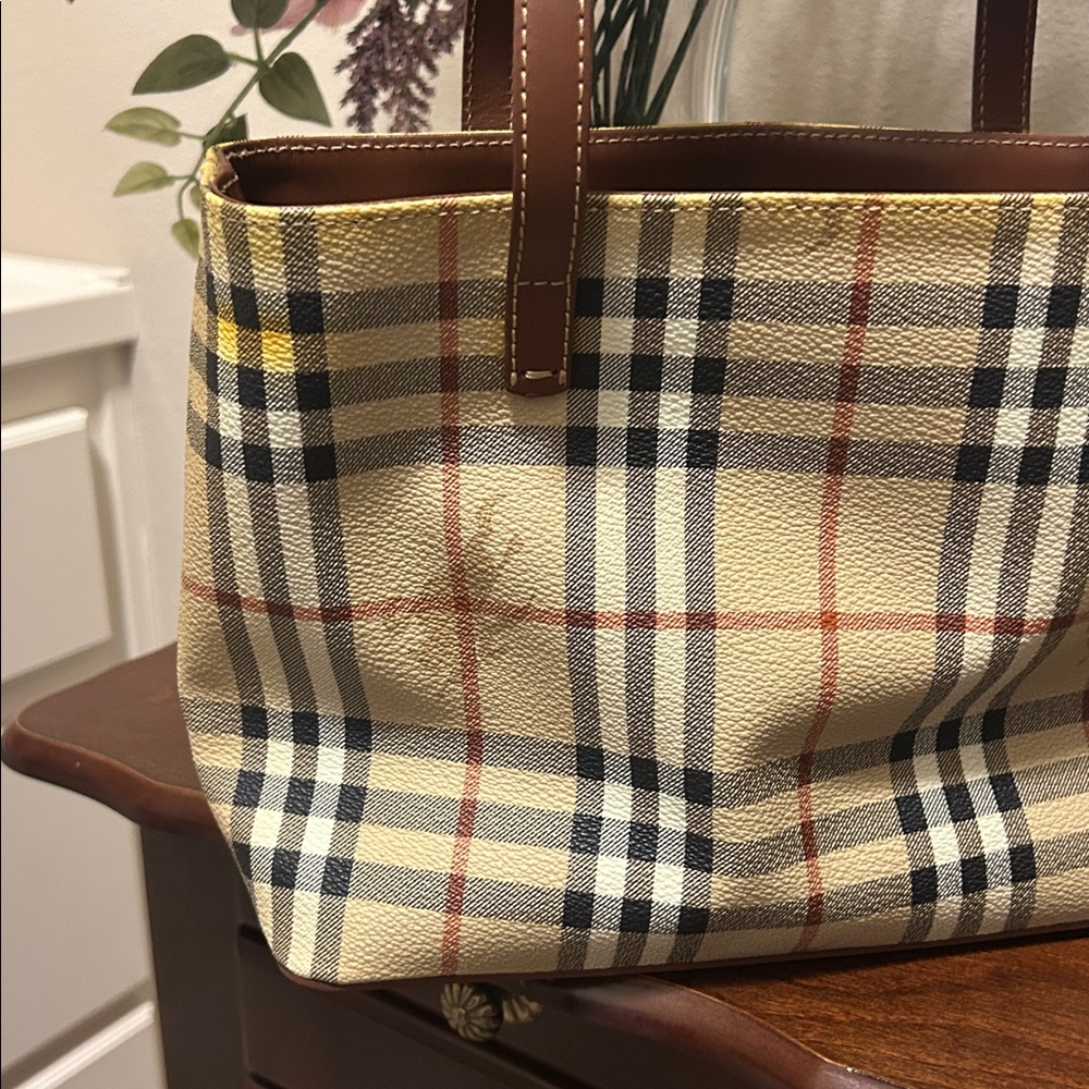 Burberry Plaid Tote Bag with Brown Handles - Picture 2 of 12